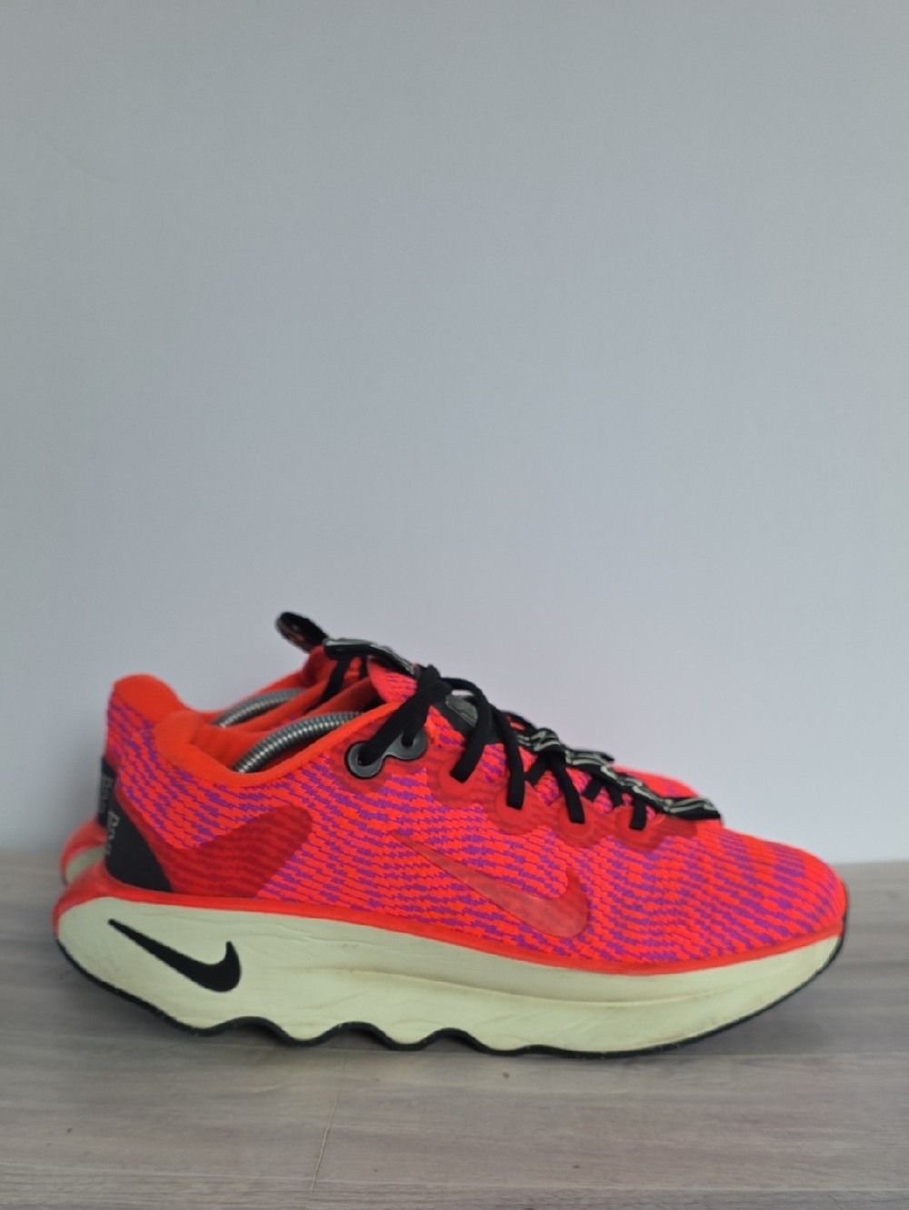 Nike Womens Motiva Walking Comfort Shoes – Vibrant Crimson Orange/Purple Knit 9 - Picture 3 of 11